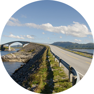 De beroemdste brug van de Atlanerhavsveien aan de Noorse kust bij Kristiansund.. van Sean Vos