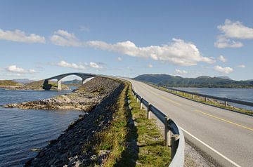 De beroemdste brug van de Atlanerhavsveien aan de Noorse kust bij Kristiansund.. van Sean Vos