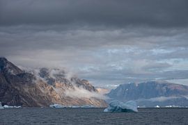 Goldener Schein über dem Fjord von Jacco van Son