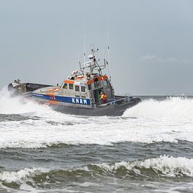 Stoere reddingsboot door de branding van Jan Iepema