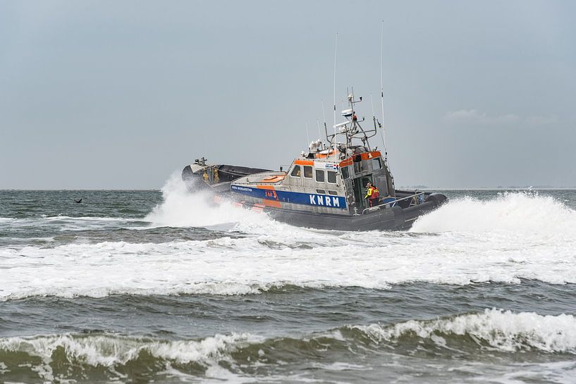 Stoere reddingsboot door de branding by Jan Iepema