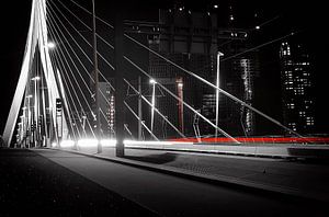 Autolichten op de Erasmus brug