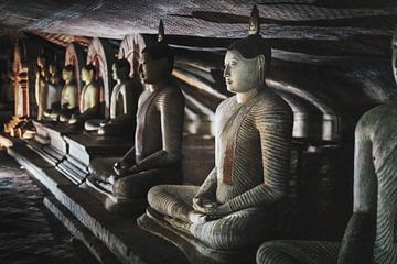 Grot Buddhas in lotus position by Eddie Meijer