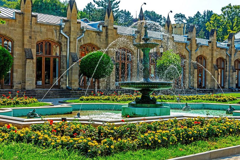Fountain and drinking gallery in Kislovodsk city. von Mikhail Pogosov