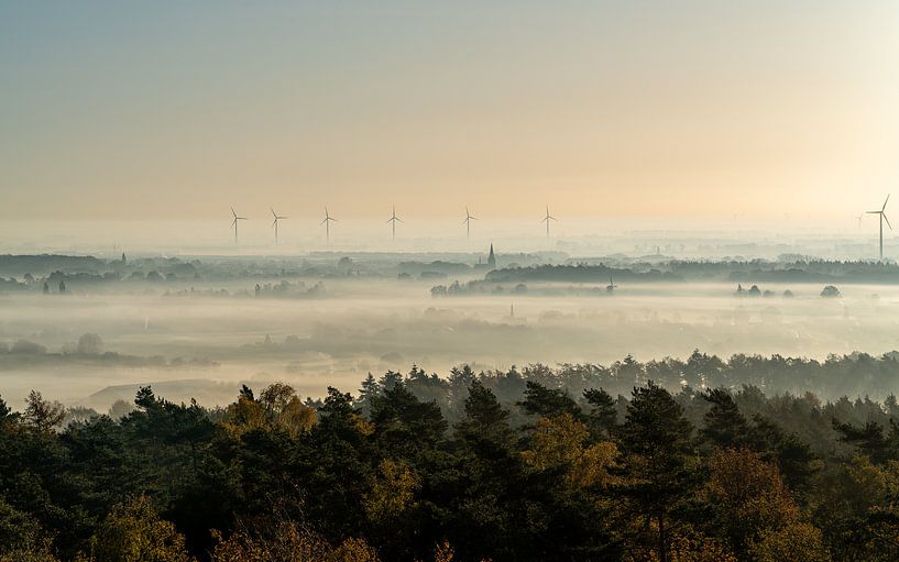 Vue du lever du soleil par un matin brumeux à Montferland par Jeroen Kleiberg