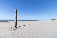 Poste de plage sur la plage déserte de Groet en Hollande du Nord