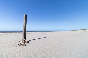 Strandpaal op het verlaten strand van Groet in Noord-Holland Nederland van Paul Veen