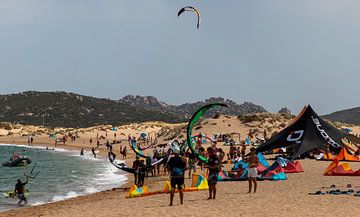 Kite Surfen. Spiaggia di Barrabisa van Ton Tolboom
