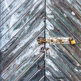 Karakteristieke oude grijze deur by Violet Johan