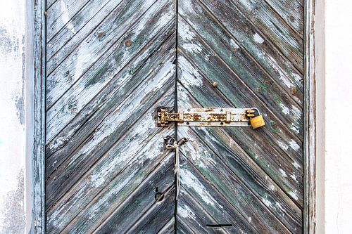 Karakteristieke oude grijze deur by Violet Johan
