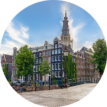 Grachtenpanden en de Zuiderkerk in Amsterdam van Thea.Photo