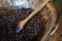 Geroosterde koffie op een Colombiaanse koffieplantage