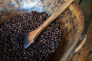 Geroosterde koffie op een Colombiaanse koffieplantage