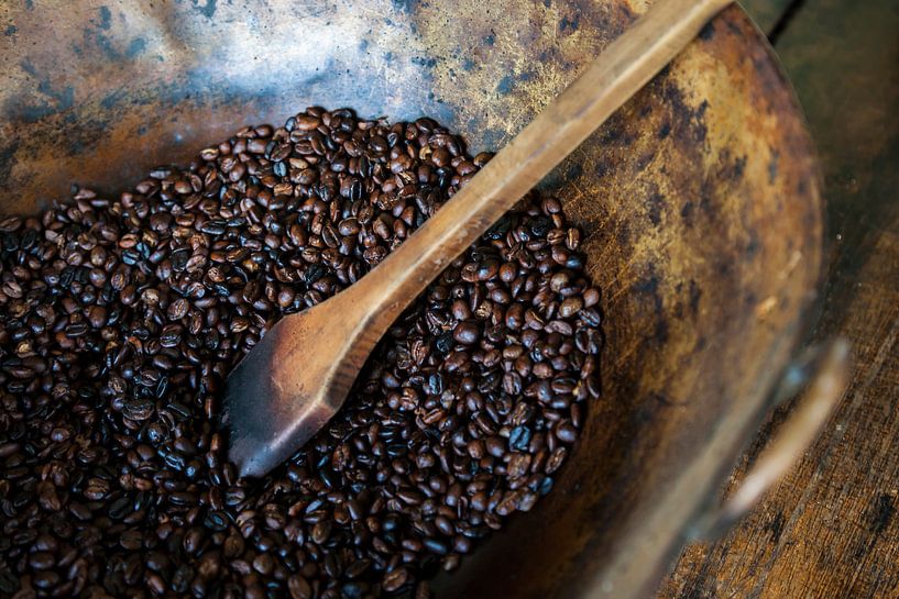 Geroosterde koffie op een Colombiaanse koffieplantage von Bart van Eijden