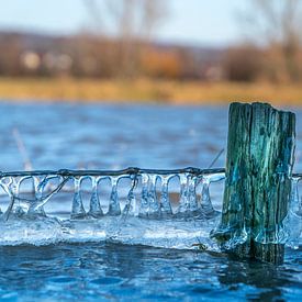 Waterlandschap met ijspegels  op prikkeldraad van Peter Venema