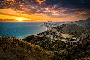 Serpentine weg bij Cabo de Gata in Andalusië Spanje bij schemering zonsondergang van Dieter Walther