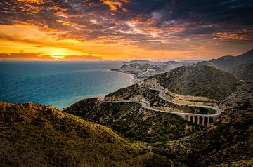 Serpentinenstrasse am Cabo de Gata in Andalusien Spanien bei Dämmerung Sonnenuntergang von Dieter Walther