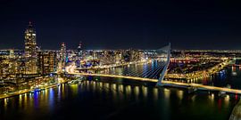 Rotterdam skyline nachtelijk panorama bij de Erasmusbrug over de Nieuwe Maas van Sjoerd van der Wal Fotografie