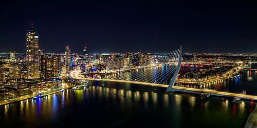 Vue panoramique nocturne de l'horizon de Rotterdam sur l'Erasmusbrug au-dessus de la Nouvelle Meuse sur Sjoerd van der Wal Photographie