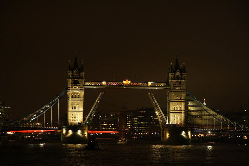 Tower Bridge by night by hajo van der veen