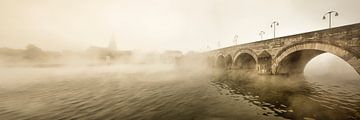 Sankt-Servatius-Brücke in Maastricht bei Morgennebel von Frans Lemmens