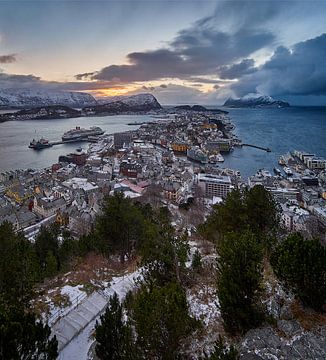 Ålesund vanaf Aksla tijdens zonsondergang in de winter van qtx