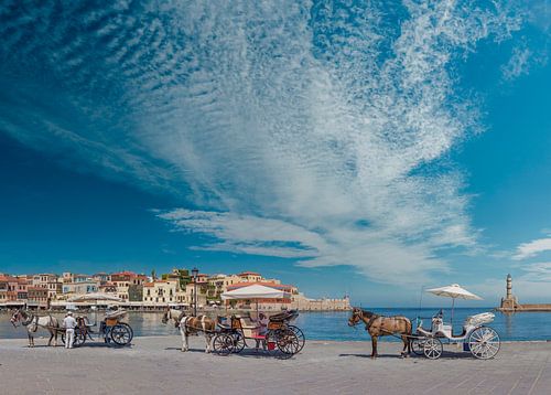 Paardenkoetsjes op de kade aan de haven, Chania, Crete, Griekenland van Rene van der Meer