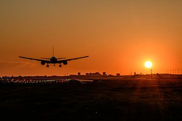 Vliegtuig bijna geland op Schiphol vlak na zonsopkomst.