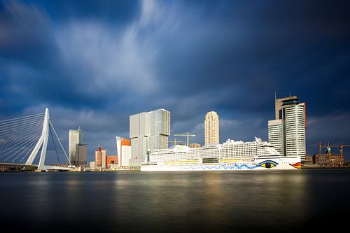 Rotterdam: Zicht op de Erasmusbrug en de Cruise Terminal