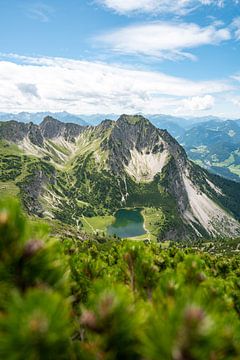 Uitzicht op de lager gelegen Gaisalpsee, de Rubihorn en de Oberallgäu in de Allgäuer Alpen van Leo Schindzielorz