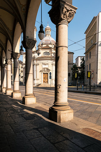 Église Saint-Thomas vue depuis les arcades - Turin