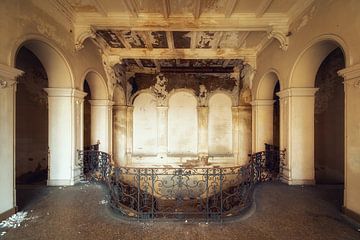 palatial - Treppenhaus einer verlassenen  Villa in den bergen Italiens von theresa niemann
