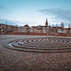Labyrinth op de Waalkade in Nijmegen van Youri Zwart