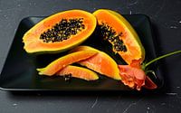 in Scheiben geschnittene Papaya-Frucht mit schwarzen Kernen von Babetts Bildergalerie Miniaturansicht