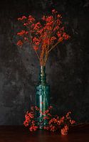 Orange Gypsophila in blauer Flasche.