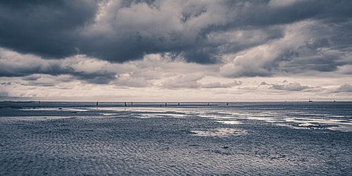 Eenzaam strand bij eb van Cuxhaven aan de Duitse Noordzeekust
