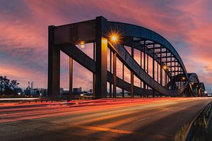 Elbbrücken mit Leuchtspuren der Autos