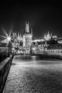 Karlsbrücke mit Kleinseitner Brückenturm bei Nacht | Monochrom