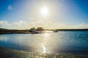Vissersboot bij zonsondergang aan Sint Jorisbaai in Curacao