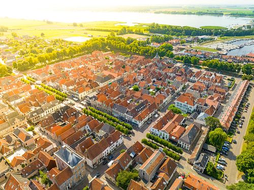 Oude ommuurde stad Elburg van bovenaf gezien