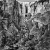 Schlucht von Ronda in Spanien in Andalusien im Schwarz-weiß Hochformat von Manfred Voss, Schwarz-weiss Fotografie