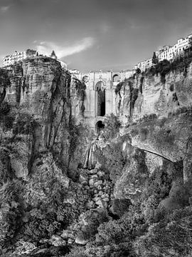 Schlucht von Ronda in Spanien in Andalusien im Schwarz-weiß Hochformat von Manfred Voss, Schwarz-weiss Fotografie