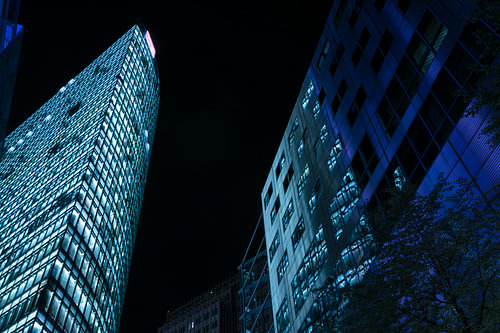 hochhäuser mit in der nacht beleuchteten fenstern in der nähe des potsdamer platzes in berlin deutsc