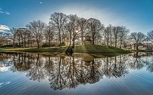 Stadsgracht Leeuwarden met Pier Pander tempeltje in het tegenlicht.