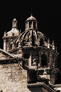 Turm der parroquia de santos in Granada Andalusien Spanien in schwarz-weiss mit Tonung