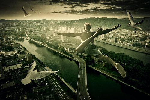 Männchen/Junge mit weißen Tauben fliegen gemeinsam über Bressoux in Belgien. Farbe