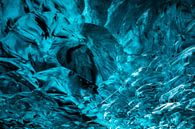 BLUE ICE CAVE,  ijsblauwe ijsformatie van Caroline De Reus thumbnail