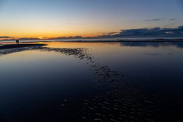Zonsondergang boven de Noord zee, op het strand van Ameland. van Eyesmile Photography