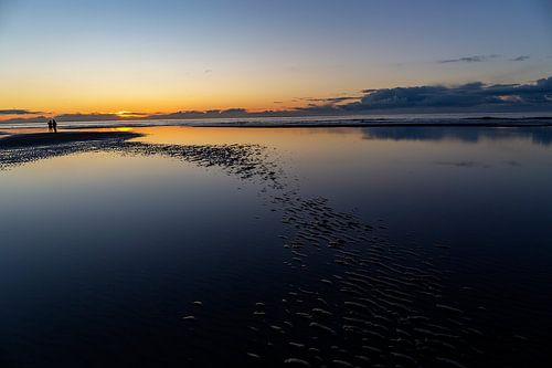 Zonsondergang boven de Noord zee, op het strand van Ameland.