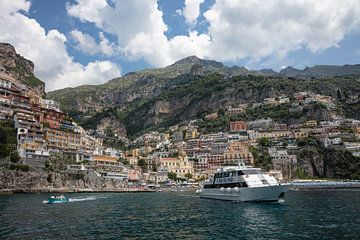 Passagierschip verlaat haven van Positano aan de Amalfi kust, Italië van Joost Adriaanse